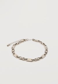 Ασημί μεταλλικό βραχιόλι αλυσίδας με εναλλάξ ορθογώνιους και οβάλ κρίκους, ρυθμιζόμενο κούμπωμα με μικρό στρογγυλό μπρελόκ σε λευκό φόντο.