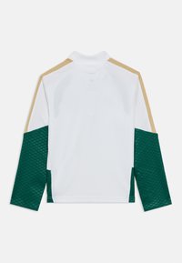 Αθλητική μπλούζα με μακριά μανίκια που διαθέτει λευκό σώμα, πράσινα υφασμάτινα μανίκια με υφή και χρυσές λεπτομέρειες στον ώμο. Ομαλό ύφασμα με πλευρικές σχισμές.