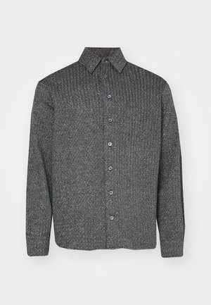 Camisa de manga larga abotonada en negro y gris con un patrón de diamantes texturizado, que cuenta con un cuello de punta y cinco botones en la parte delantera.