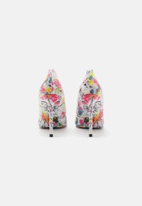 Chaussures à talons hauts avec un imprimé graphique multicolore, dotées d'une tige en textile lisse, d'un bout pointu, et de talons aiguilles blancs fins.