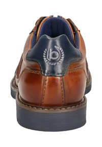 Braune Lederschuhe mit einem navyblauen Fersenkappe, ausgestattet mit einem Logodetail und strukturierten Oberflächen, umrandeter Naht und einer Gummisohle.