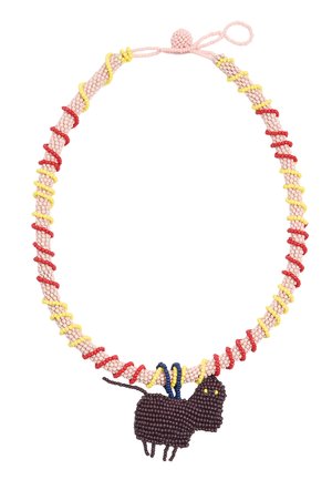 Naszyjnik z koralików z różowymi, czerwonymi i żółtymi spiralnymi wzorami, z czarnym wisiorkiem w kształcie kota z żółtymi oczami i niebieskimi akcentami.