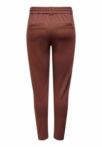 Brązowe spodnie z elastycznym pasem, dopasowany fason, dwie tylne kieszenie oraz gładka, lekko błyszcząca tekstura materiału.