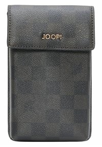 Pouch per telefono cellulare in pelle nera texture con chiusura a patta, con logo dorato "JOOP!" e un motivo a scacchi.