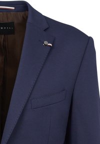 Dunkelblaues Blazer mit glatter Textur, Reverskragen, einer Brusttasche und einer dekorativen Brosche mit rosa und schwarzem Akzent.