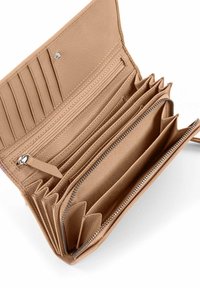 Beige Leder-Geldbörse mit mehreren Kartenfächern, einem Reißverschlussfach und mehreren offenen Bereichen zur Organisation. Glatte Textur, kompaktes Design.