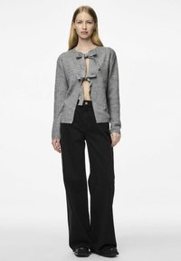 Pieces PCSILLY - Adīta jaka - medium grey melange