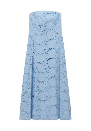 Lichtblauwe strapless jurk van textuurstof met bloemen uitsnijdingen, vloeiende ontwerp tot op de grond. Geen zichtbare sluitingen.