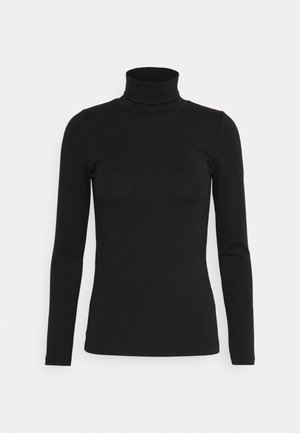 Chemise noire à manches longues avec col roulé et coupe ajustée sur fond blanc uni.