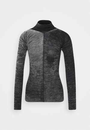 Langärmeliger, gerippter Strickpullover mit Rollkragen und einem vertikalen Farbblockmuster in dunklen und hellen Grautönen.