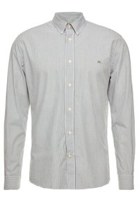 Camicetta a maniche lunghe a righe in cotone blu e bianco, con colletto button-down, sei bottoni sulla parte anteriore e un logo verde sul petto.