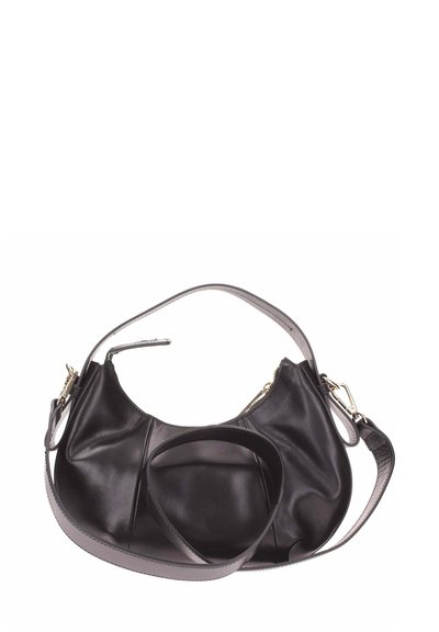 Borsa in pelle nera con design curvo, dotata di tracolla grigia rimovibile e hardware in tonalità oro. Texture morbida con più scomparti.