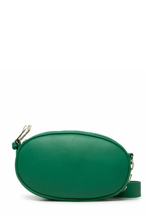 Bolso bandolera ovalado de cuero verde con herrajes dorados y correa ajustable sobre un fondo blanco.