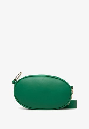 Zelená oválná kožená kabelka přes rameno se zlatými kovovými doplňky a nastavitelným popruhem na bílém pozadí.