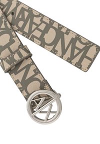 Cintura in pelle grigia con motivo geometrico beige alternato e fibbia rotonda in argento con logo "A" stilizzato.