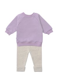 Fliederfarbenes Sweatshirt mit Raglanärmeln und Rundhalsausschnitt, kombiniert mit hellgrauen Baumwollhosen mit umgeschlagenen Bündchen und strukturierter Oberfläche.