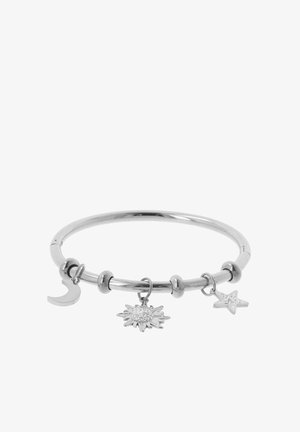 Brazalete de plata con tres dijes: una luna creciente, un sol con pedrería y una estrella con superficie texturizada. La banda está adornada con cuentas redondas.