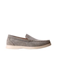 Mocassin en daim gris sans lacets avec semelle beige, bout arrondi et détails cousus le long du bord supérieur.
