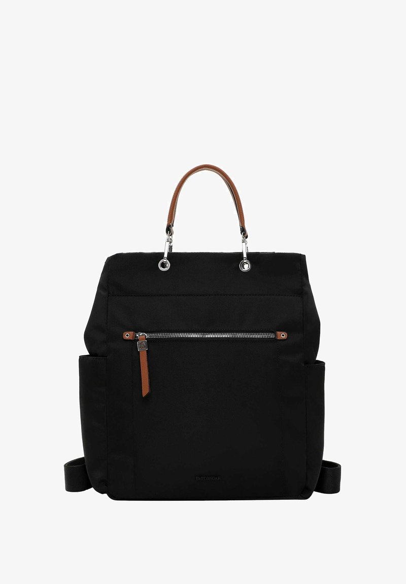 Mochila de tela negra con mango de piel marrón, bolsillo frontal con cremallera, herrajes plateados y correas ajustables a los lados. Diseño simple y funcional.