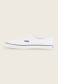 Sneakers bianchi in tela con design low-top, striscia nera sull'intersuola e puntale circolare. Presentano chiusura con lacci e etichetta del marchio.