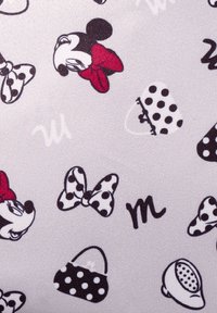 Weißer Stoff mit einem wiederholten Muster von Minnie Mouse in Schwarz und Rot, gepunkteten Schleifen und Taschen, sowie grafischen Buchstaben und Formen.