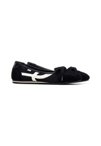 Zapatos sin cordones de malla negra con detalles en ante, lazo en la parte frontal y logo blanco contrastante en el lateral. Diseño ligero y flexible.