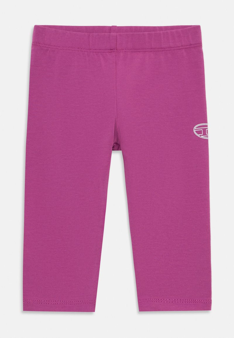 Leggings fúcsia feitos de uma mistura de algodão suave, com um cós elástico e um detalhe com logo em branco na parte superior da coxa.