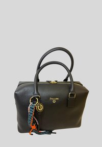 Borsa a mano in pelle nera con texture, manici doppi, cerniera dorata, logo Pollini e dettaglio portachiavi intrecciato multicolore.