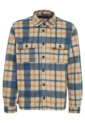 Camisa de franela con un patrón de cuadros en azul, beige y naranja, con cierre de botones al frente, dos bolsillos en el pecho y un cuello.