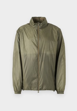 Olive zelena lahka jakna z visokim ovratnikom, zadrgo spredaj, elastičnimi manšeti in subtilno teksturo.