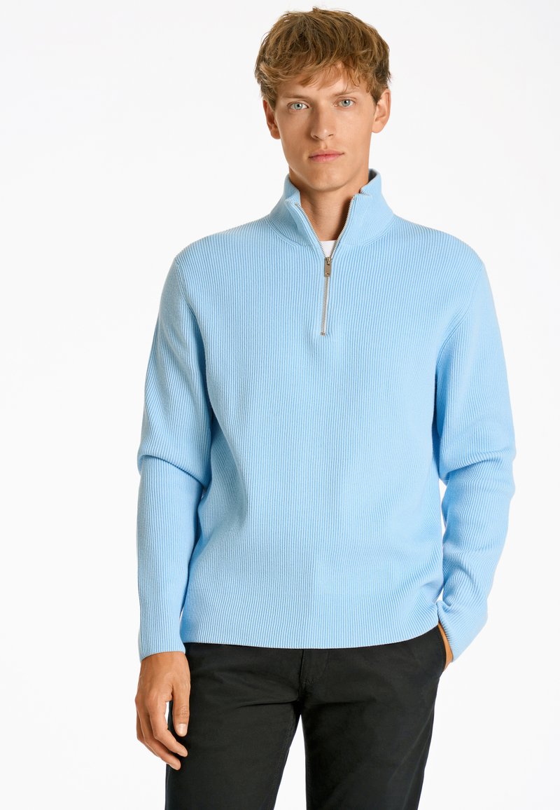 Ljusblå ribbad tröja med halvdragkedja, tillverkad av mjukt material. Har lång ärm och en strukturerad design.