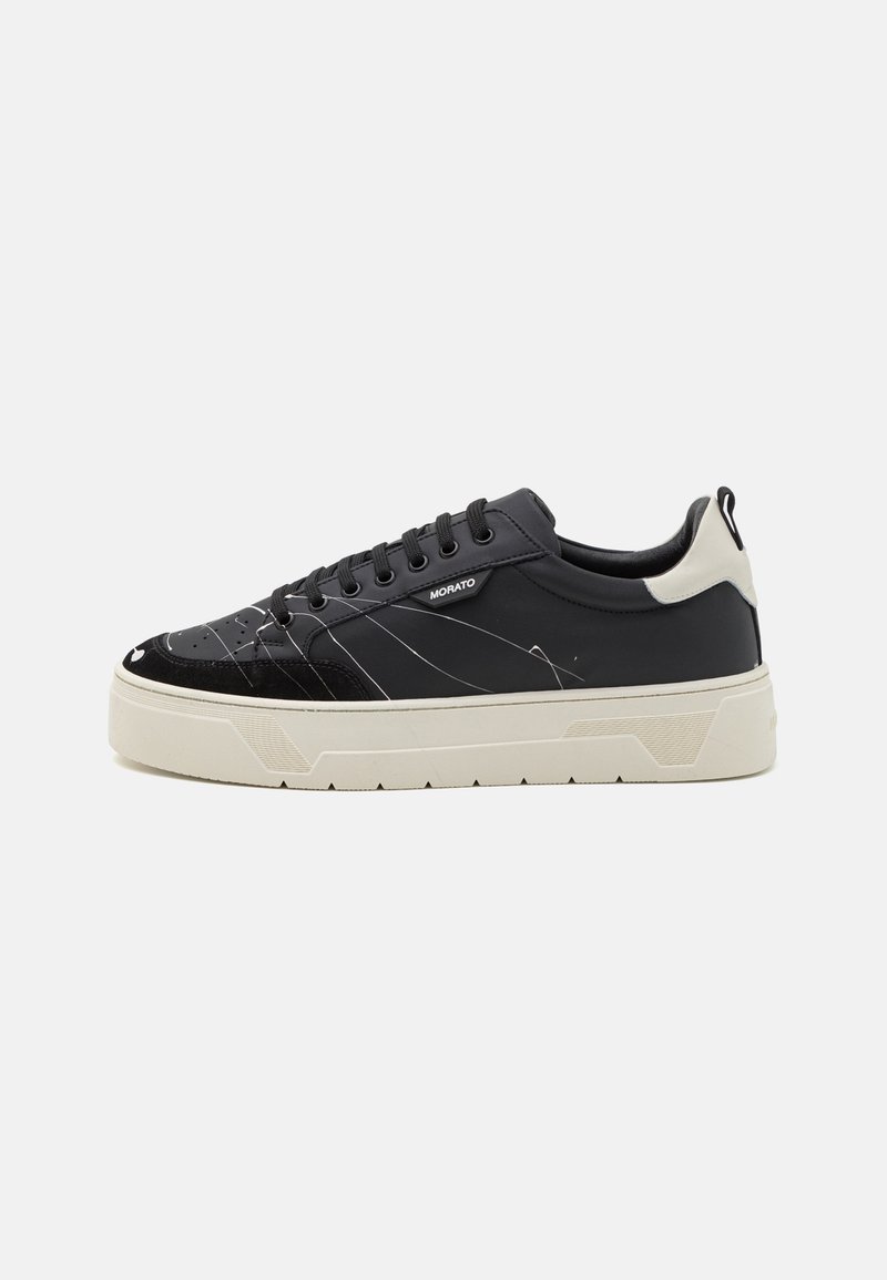 Fekete sneaker vegyes anyagú kialakítással, sima bőrből és texturált részletekből. Fehér csíkos mintázattal és krém színű talppal rendelkezik.
