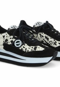 Zwart-witte sneakers met een gevlekte textuur, suede accenten, een dikke witte tussenzool en een zwarte rubberen buitenzool. Veters en logo-detail inbegrepen.