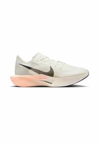 Białe buty sportowe z teksturowaną cholewką, czarny logo Nike, różowe akcenty na podeszwie oraz smukła konstrukcja zapewniająca wydajność podczas biegu.