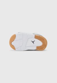 Semelle de chaussure de sport blanche avec une surface texturée, dotée d'une accent en caoutchouc gomme et d'un logo visible en noir. Des motifs en relief améliorent l'adhérence.