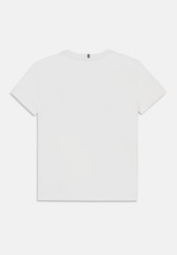 Weißes Baumwoll-T-Shirt mit kurzen Ärmeln, rechteckiger Form und Rundhalsausschnitt. Es verfügt über einen kleinen gestreiften Akzent am hinteren Kragen.