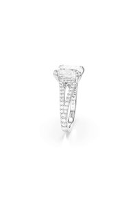 Een solitaire heldere edelsteen gezet in een zilveren band met accentstenen langs de schacht, met een rechthoekige kussenvorm en een gepolijste afwerking.