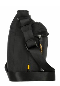 Schwarze Nylon-Crossbody-Tasche mit einem Reißverschlussfach, verstellbarem schwarzen Tragegurt und einem orangenen Akzentanhänger an der Seite. Texturierte Oberfläche.