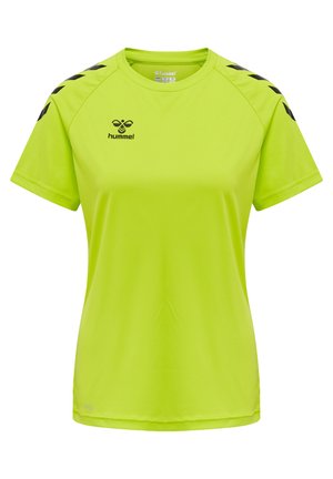 Limegrøn sports T-shirt lavet af syntetisk materiale, med sorte chevron-detaljer på skuldrene og et lille logo på brystet.