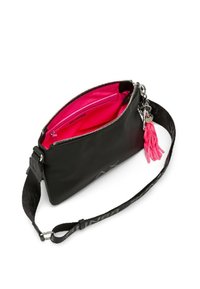 Borsa a tracolla nera con ampia tracolla regolabile, tasca interna con cerniera di un vivace colore rosa e un charm a nappina rosa sul tirante della cerniera.