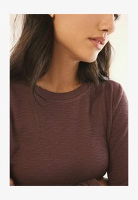 Unselected, chocolate brown stripe