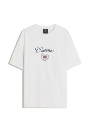 Hvid T-shirt med korte ærmer, med "Cadillac" tekst og skjoldlogo centreret under halsudskæringen.