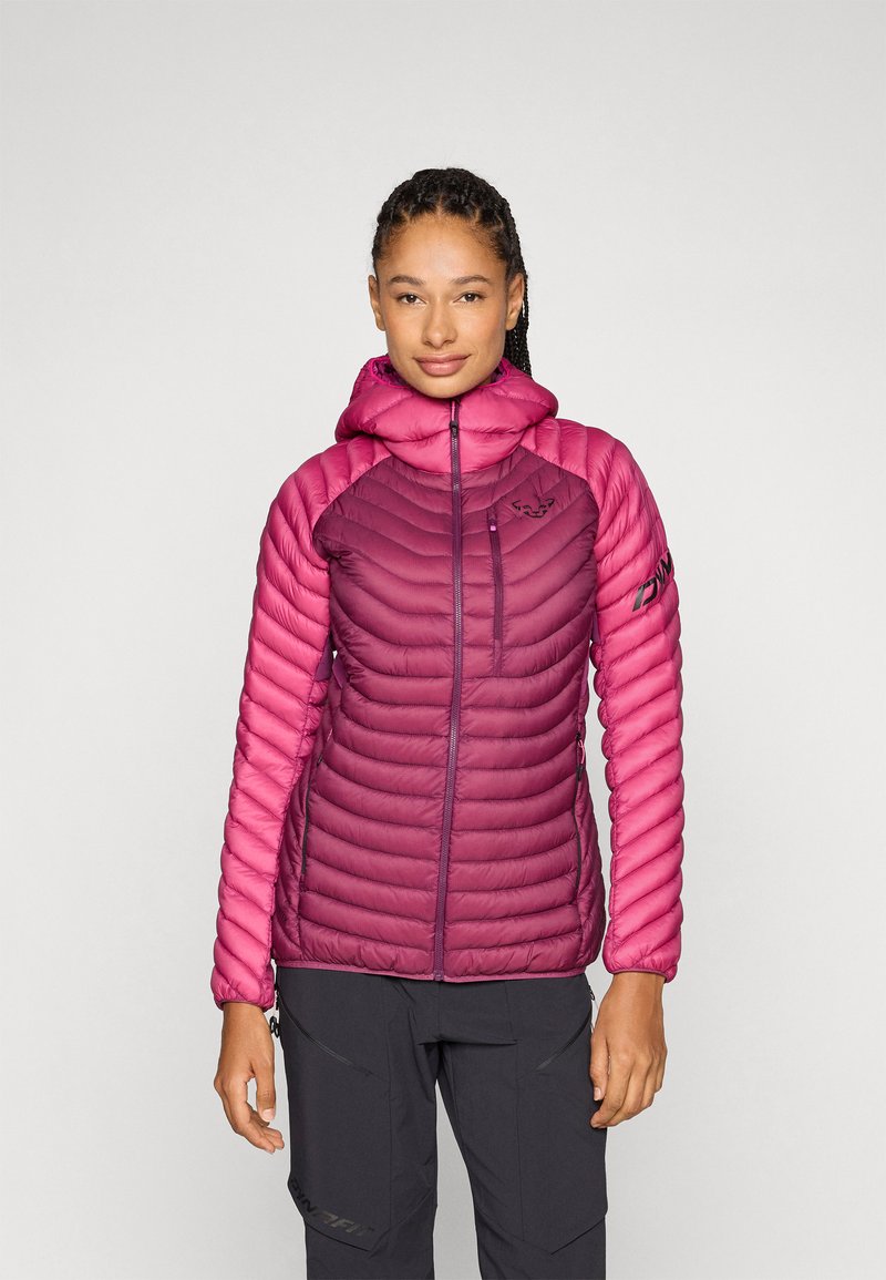 Chaqueta rosa acolchada con diseño de costura horizontal, capucha, cremallera frontal y detalle del logo en el brazo izquierdo. Textura de material suave y brillante.