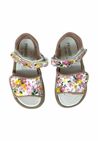 I sandali presentano un motivo floreale in rosa, giallo e viola su un materiale bianco lucido, con dettagli in beige e cinturini regolabili in Velcro.