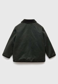 Jachetă bomber neagră cu guler ribbit, mâneci lungi și manșete elastice. Fabricată dintr-un material neted, având un design simplu.