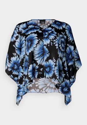 Mustikka kukkakuosiset viitta, jossa isoja sinisiä kukkia, pehmeää kangasta, löysä istuvuus ja V-pääntie. Korostaa sileää tekstuuria ja virtaavaa muotoa.