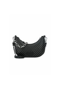 Bolso de mano de cuero negro, con forma curva, decorado con tachuelas de plata. Presenta una cadena y una correa de cuero, costuras reforzadas y un parche con el logo.
