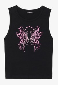Camiseta sin mangas negra con un gráfico de mariposa rosa que presenta diseños intrincados, estrellas y una textura suave.