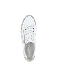 Sneaker blanc avec une tige en cuir texturé, des accents verts sur le bout et une fermeture éclair sur le côté. Lacets plats et semelle intérieure rembourrée visibles.