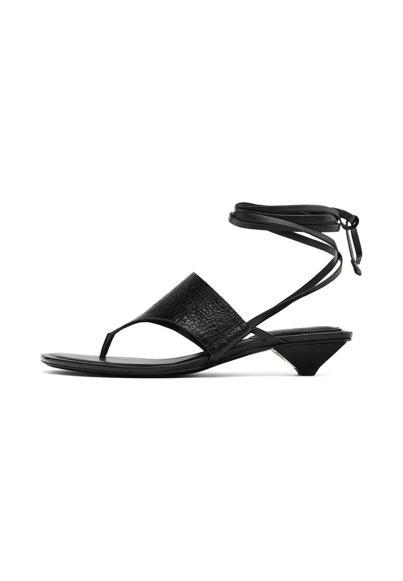 Zwarte leren sandalen met een gestructureerde voorkant, enkelbanddetail en een lage driehoekige hak. Minimalistisch ontwerp met open teen.